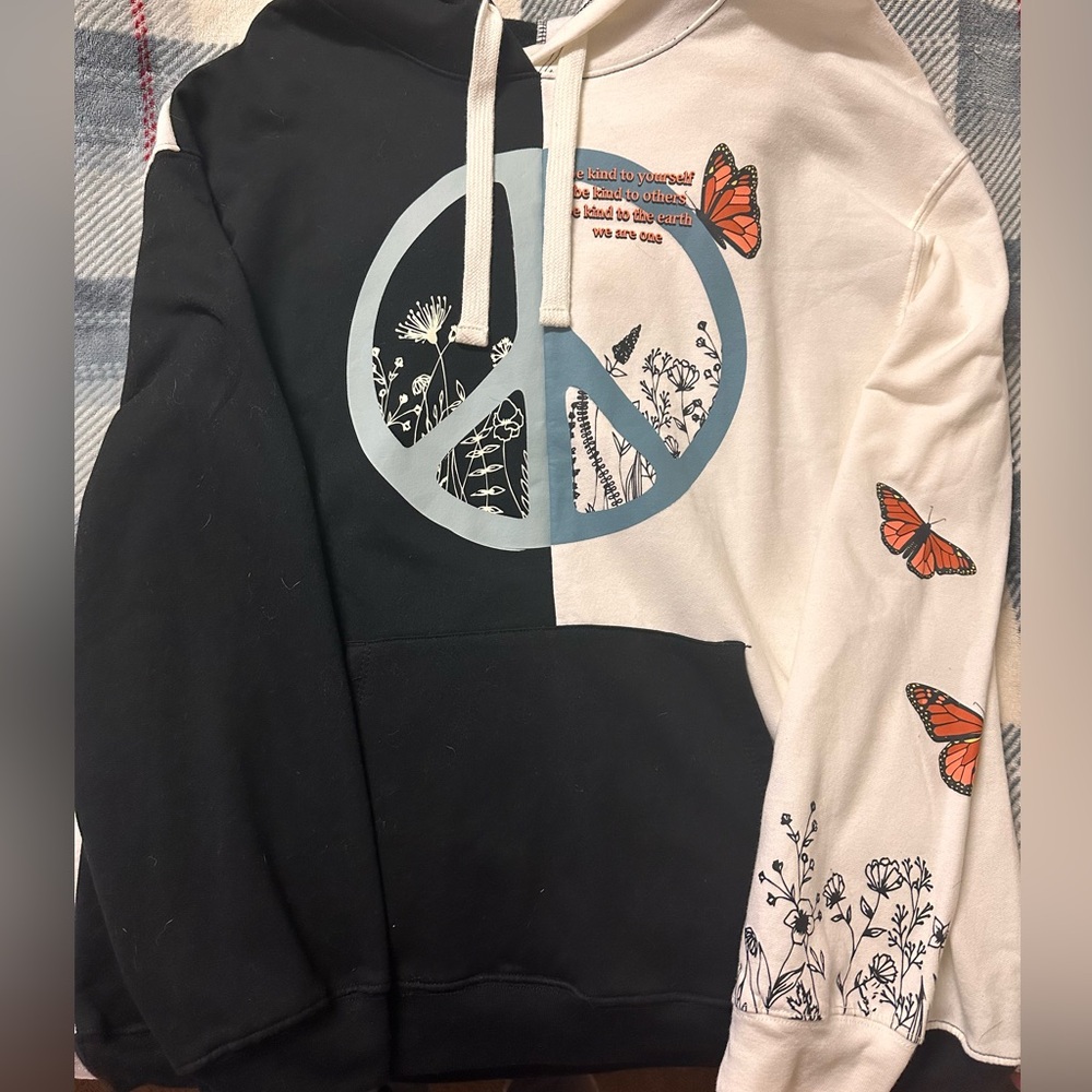 Wound Up Hoodie NWT
Size XL